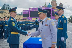 На Красной площади состоялась торжественная церемония вручения дипломов выпускникам двух вузов МЧС России